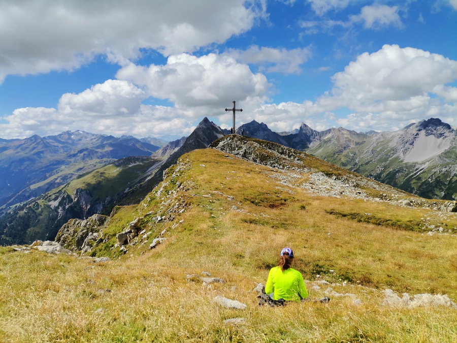 Hirschpleiskopf, dahinter die Valluga. Foto Veronika Schöll