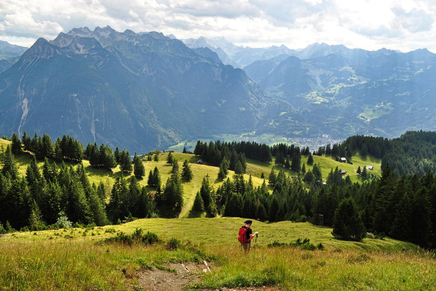 Alpe Obere Furkla. Am Talboden Bludenz, mittig hinten die Schesaplana, links Zimba und Gottvaterspitze. Foto: Norman und Lisa