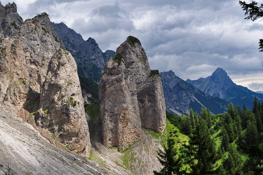 Die Drei Türme mit dem Schuttkegel, rechts im Hintergrund den Roggelskopf. Foto: Norman und Lisa
