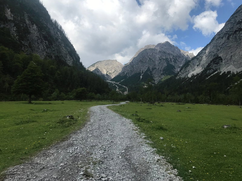 Durchs Stanzertal mit Blick auf den Marzan Schwemmkegel oberhalb der Stallenalm. Foto: David Kurz