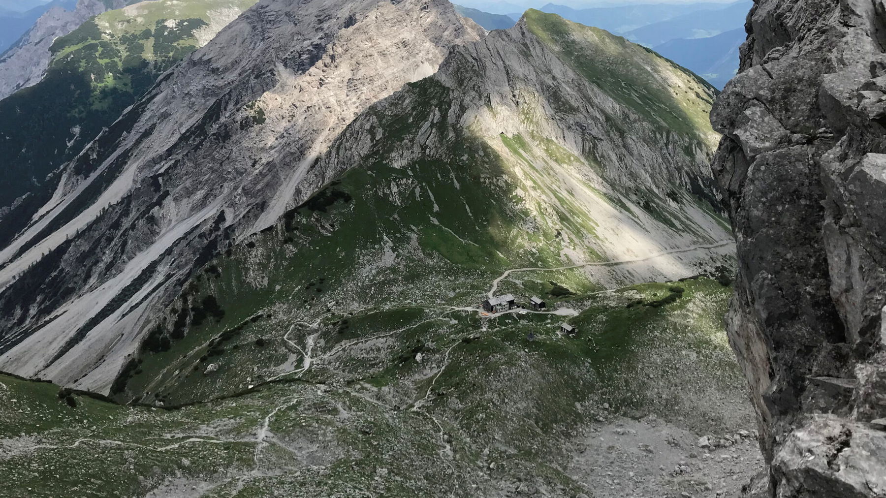 Blick von der Lamssscharte auf die Lamsenjochhütte. Foto: David Kurz