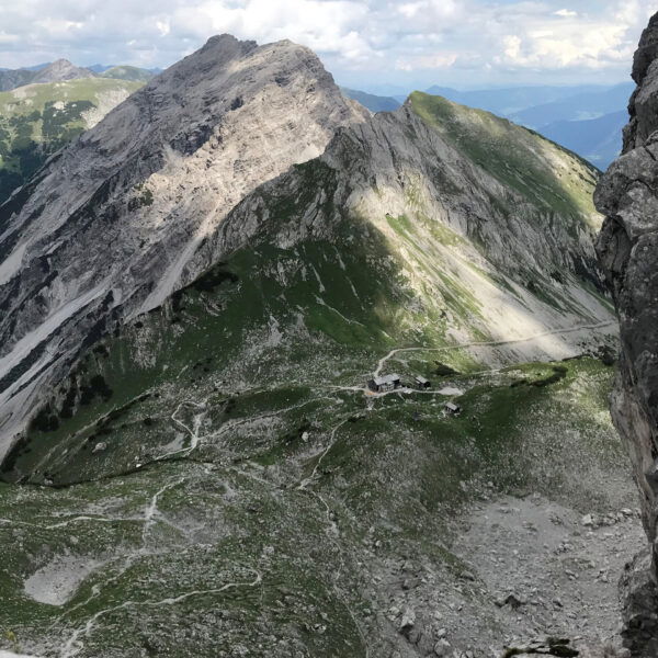Blick von der Lamssscharte auf die Lamsenjochhütte. Foto: David Kurz