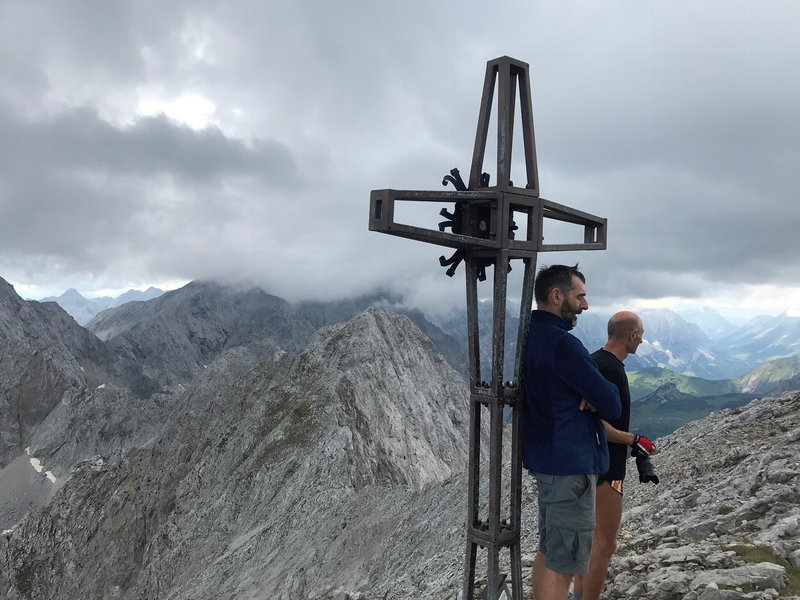 Lamsenspitze Gipfelkreuz mit Trailrunner Kollegen aus Bayern. Foto: David Kurz