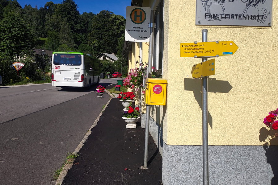 Die Bushaltestelle beim Gh. Oberer Eggl mit Wegweiser. Foto: Simon Widy