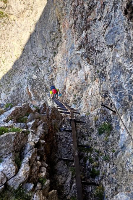 Meine Schwester am 2. Steigbaum und in der Schlüsselstelle 1. Foto: Simon Widy