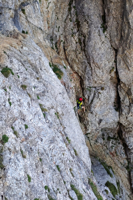 Meine Schwester am 2. Steigbaum und in der Schlüsselstelle 2. Foto: Simon Widy