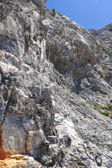 Es beginnt steil und bleibt auch so: Links der Einstieg und rechts die leicht überhängende Schlüsselstelle 1. Foto: Simon Widy