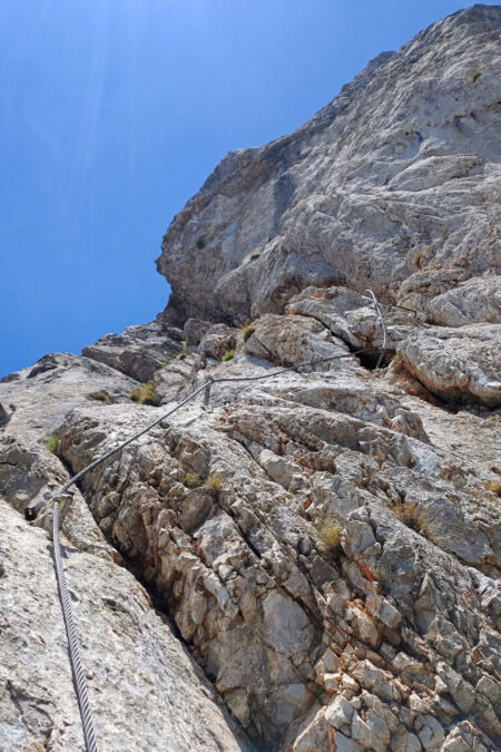 Es beginnt steil und bleibt auch so: Links der Einstieg und rechts die leicht überhängende Schlüsselstelle 2. Foto: Simon Widy