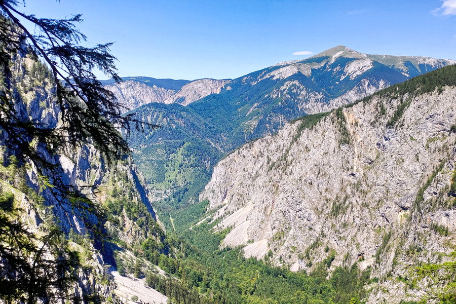 Ausblick ins große Höllental mit Schneeberg im Hintergrund. Foto: Simon Widy