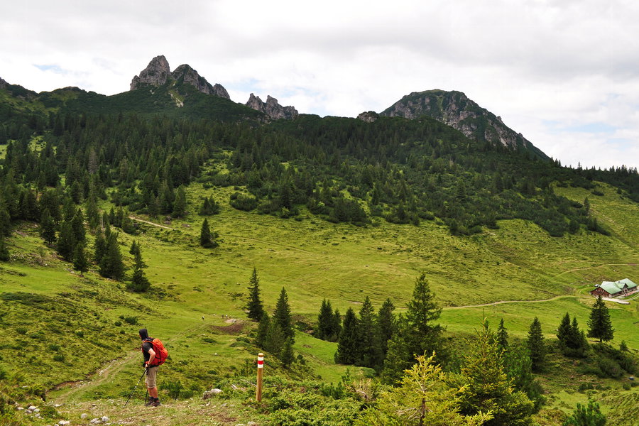 Rechts die Alpe Els, links die Elsspitze mit dem Elser Jöchle. Foto: Norman und Lisa