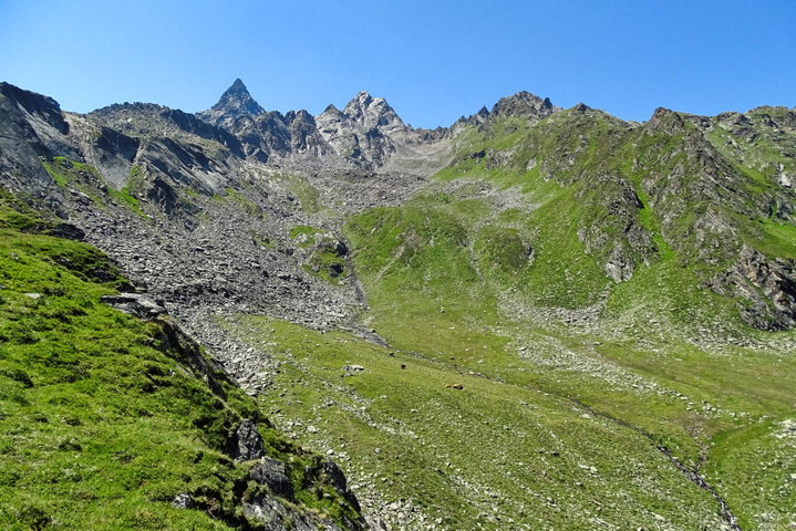 Markierung des Abstieges vom Sattel über der Sturzmahd in den Kessel mit der Weide am Schmelzwasserbach. Dahinter sehen wir in unser Zieljoch, umringt von schroffen Felsrücken und viel Geröll 2. Foto: Thomas Obermair