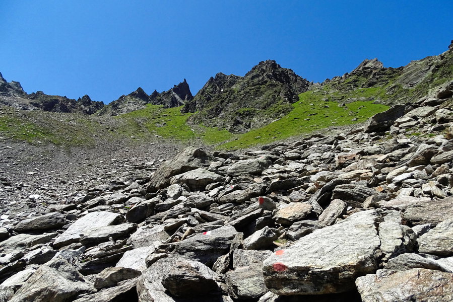 Manchmal über Wiesenwege, manchmal über grobes Blockwerk geht es weiter. Foto: Thomas Obermair