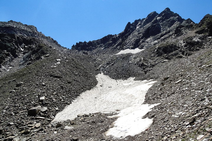 In diesem Jahr am besten links das Schneefeld umgehen. Das Wallfahrtsjöchl liegt weiter rechts am Grat. Foto: Thomas Obermair