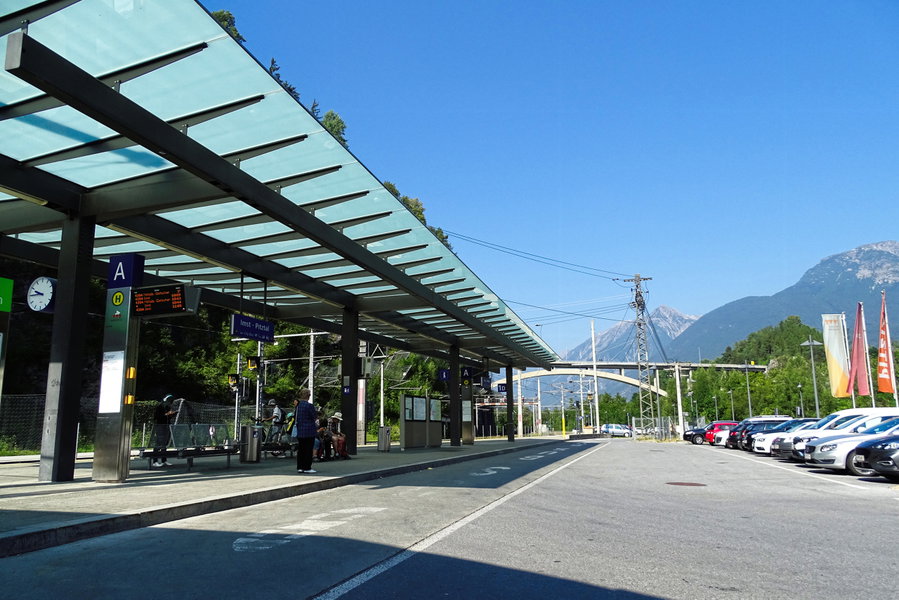 Der Bahnhof in Imst samt Busterminal. Die kurze Wartezeit habe ich mir damit vertrieben, Fotos aus allen Perspektiven zu machen. Foto: Thomas Obermair