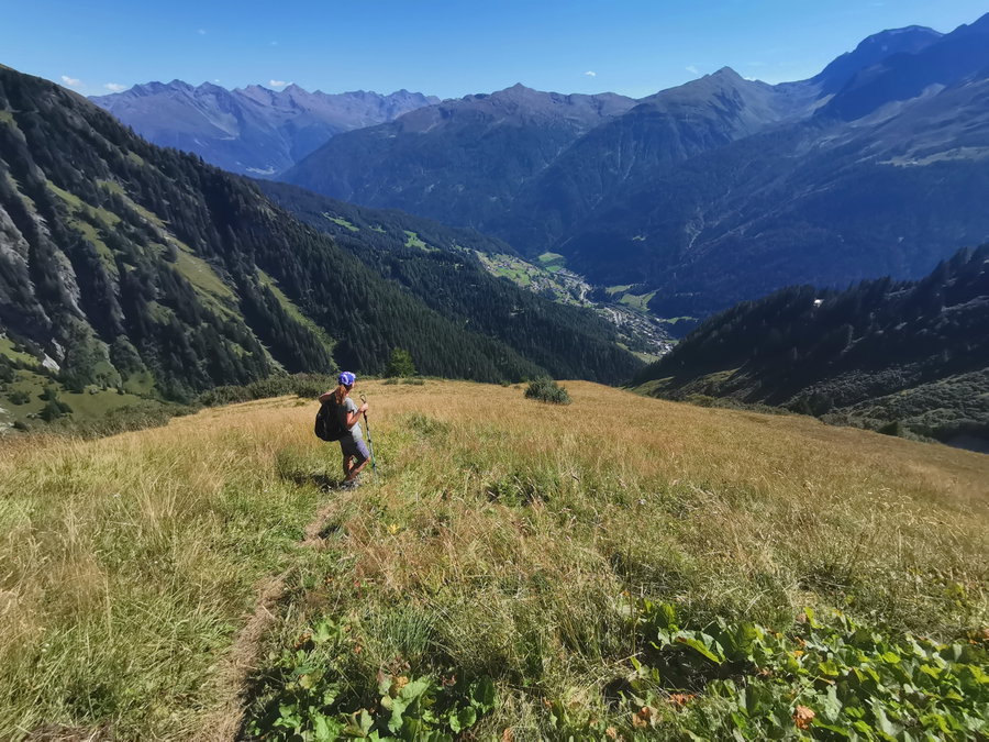 Abstieg über steile Wiesen. Foto Veronika Schöll