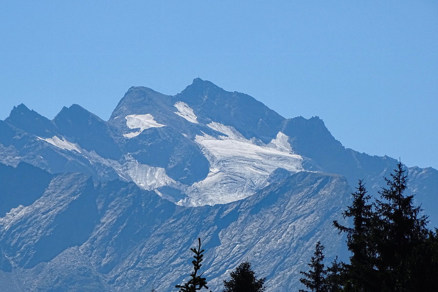 Noch davor öffnet sich die Sicht zur Hohen Geige samt Rötkarlferner. Am Gipfel wird dieser Anblick vom benachbarten Felsrücken verdeckt. Foto: Thomas Obermair