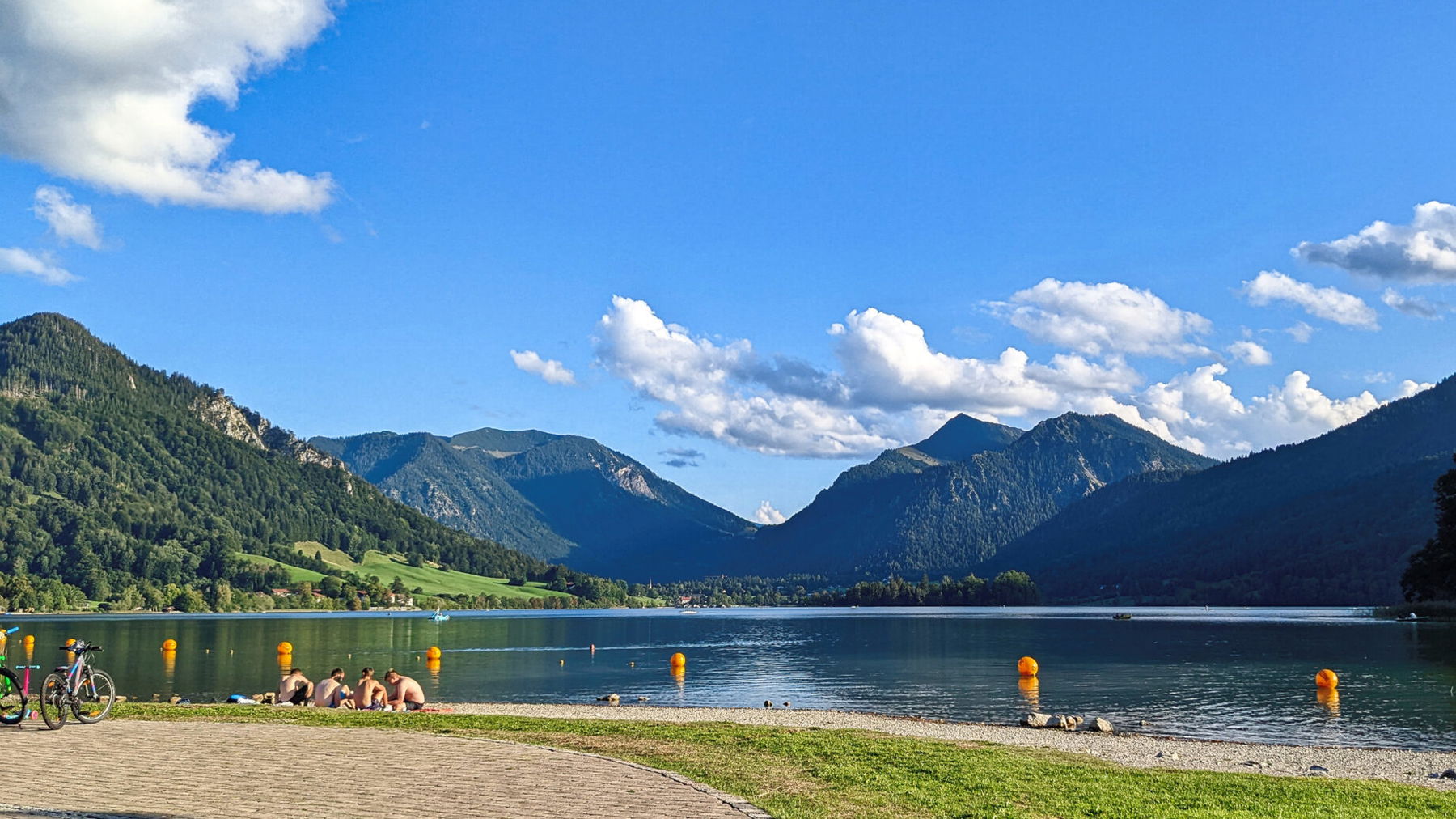 Angekommen am wunderschönen Schliersee. Hier kann mit Berg- und Seeblick eingekehrt und gebadet werden. Foto: Tobias Hecht