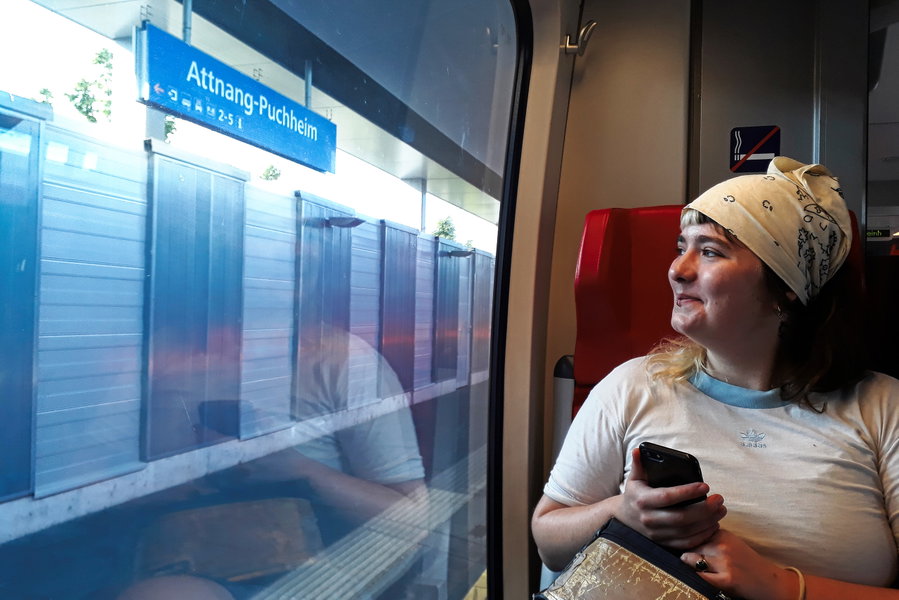 Vorfreudig im Zug. Foto: Karin
