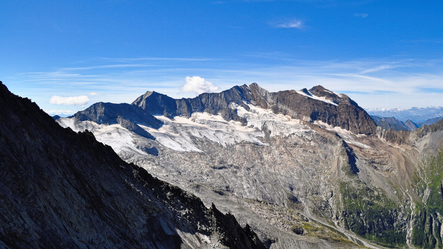 Blick vom Gipfel auf den Schlegeiskees, rechts unten ist das Furtschaglhaus erkennbar. Foto: Norman und Lisa
