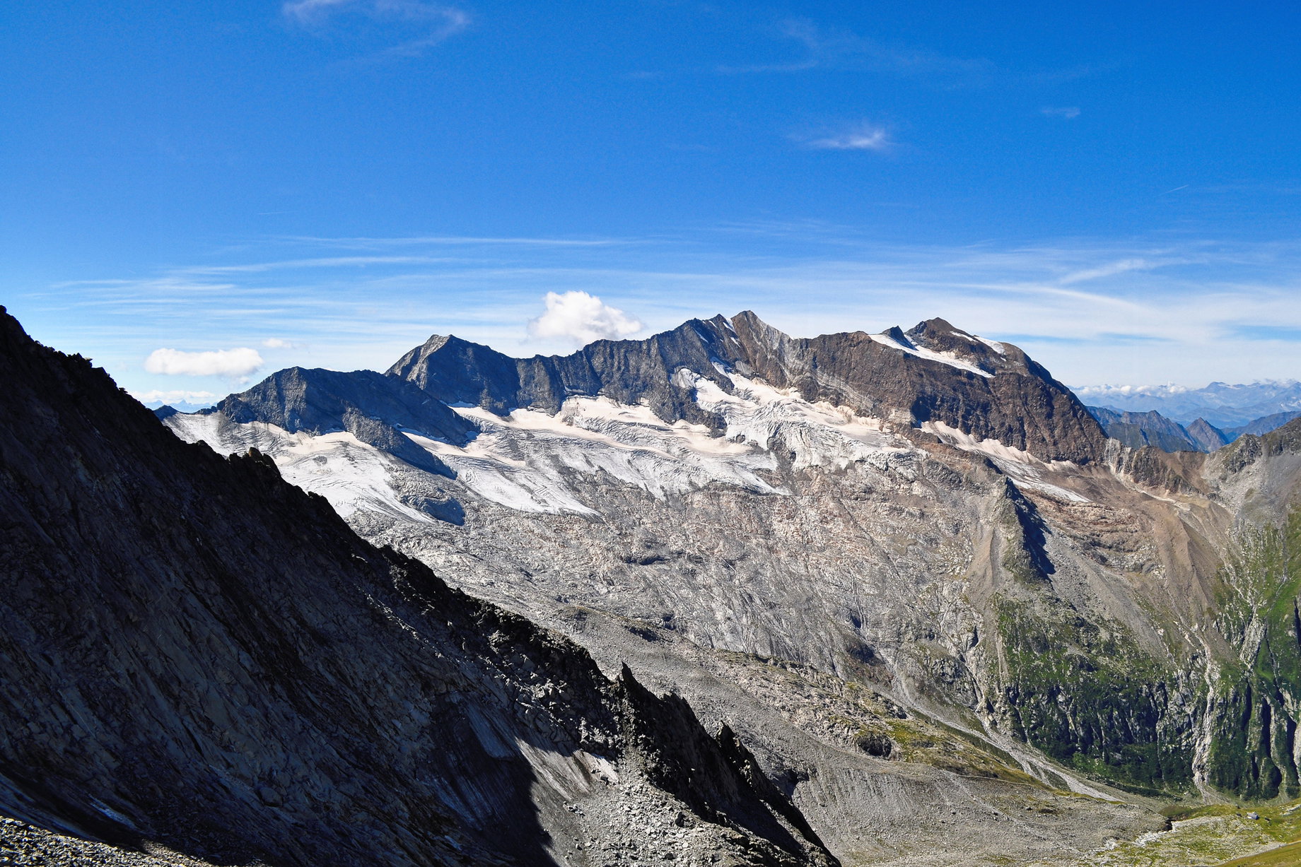 Blick vom Gipfel auf den Schlegeiskees, rechts unten ist das Furtschaglhaus erkennbar. Foto: Norman und Lisa