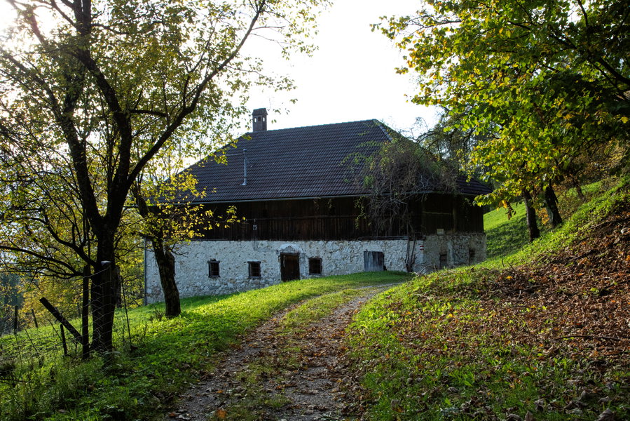 Vorbei an einem sehr alten verlassenen Bauernhof. Foto: Eva Maria Ginal