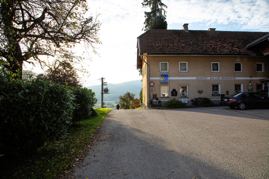 Vorbei am Gasthof Groileiten. Foto: Eva Maria Ginal