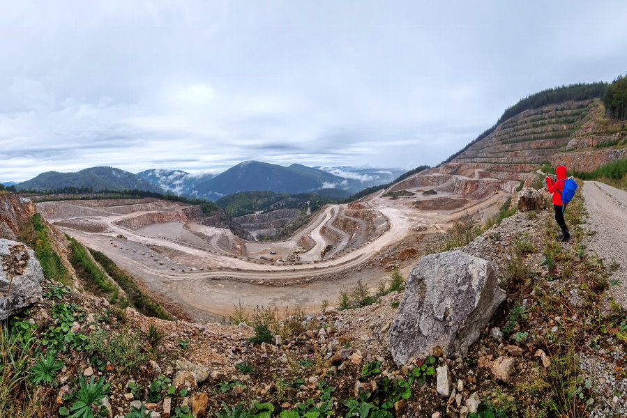 Der Wanderweg führt über den Weg rechts am Bild über Serpentinen durch den Steinbruch. Foto: Martin Heppner