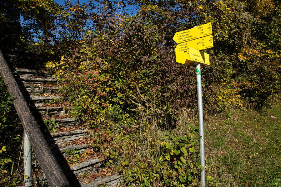 Wegweiser nahe der B 140 zur Burg Altpernstein. Foto: Eva Maria Ginal
