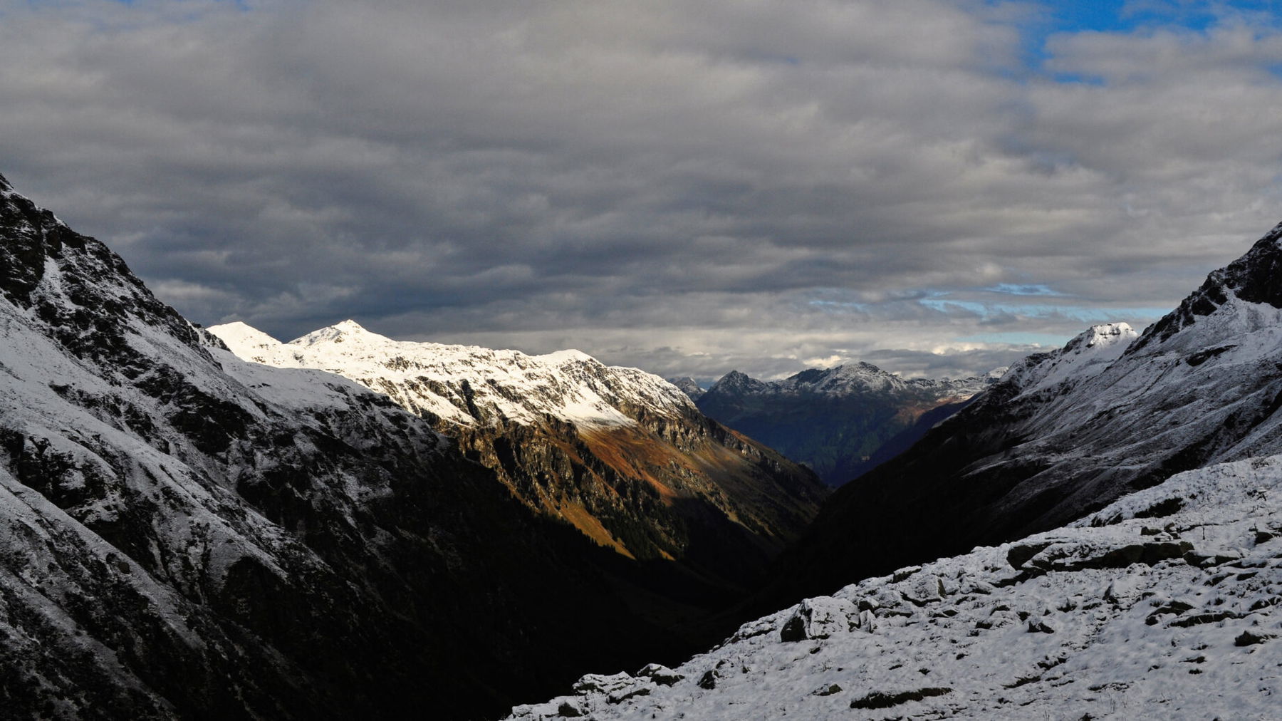 Blick übers Garneratal Richtung Gaschurn, im Hintergrund Verwall (Valschavieler Maderer). Foto: Norman und Lisa