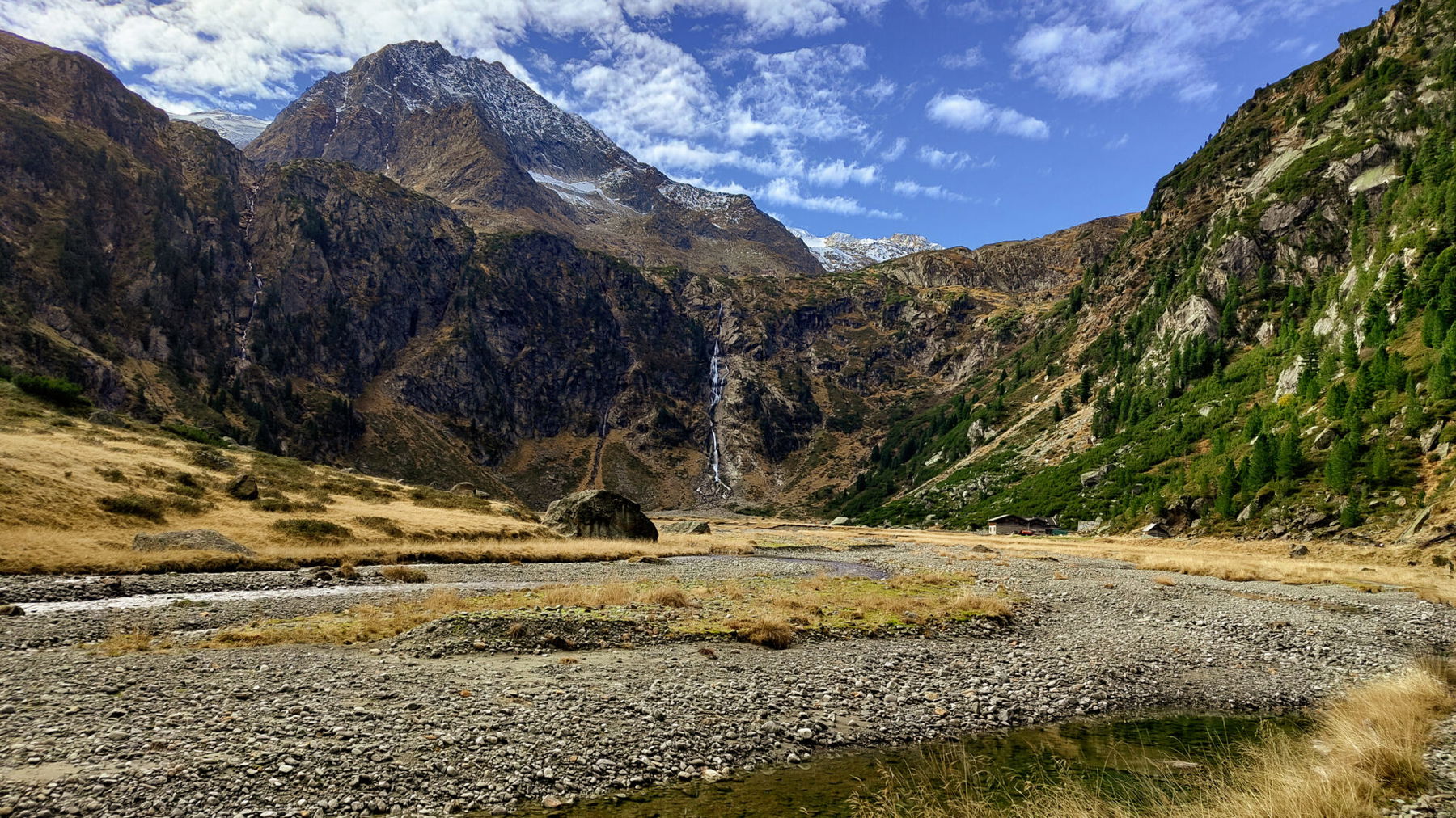 Vom Gletscher geprägte Landschaft auf der Sulzenau Alm, am Talschluss der Sulzenau Wasserfall; Foto: Simon Widy