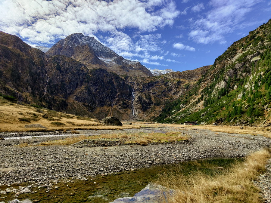Vom Gletscher geprägte Landschaft auf der Sulzenau Alm, am Talschluss der Sulzenau Wasserfall; Foto: Simon Widy
