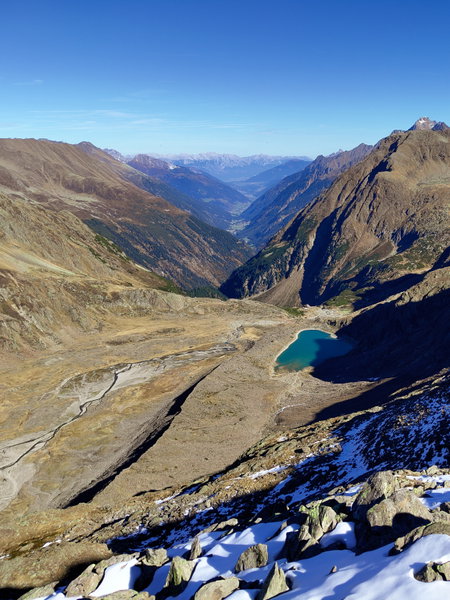 Blick zurück auf das von Gletscherschliff geprägte Hochplateau und die Blaue Lacke; Am Ostgrat des Aperen Freiger, im Hintergrund der Sulzenausee; Foto: Simon Widy