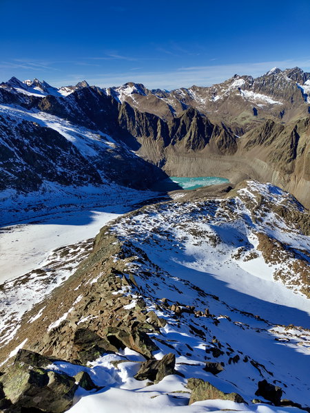 Blick zurück auf das von Gletscherschliff geprägte Hochplateau und die Blaue Lacke; Am Ostgrat des Aperen Freiger, im Hintergrund der Sulzenausee; Foto: Simon Widy