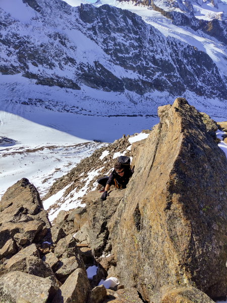 Blockklettern am Grat; Gipfelkreuz des Aperen Freigers; Foto: Simon Widy