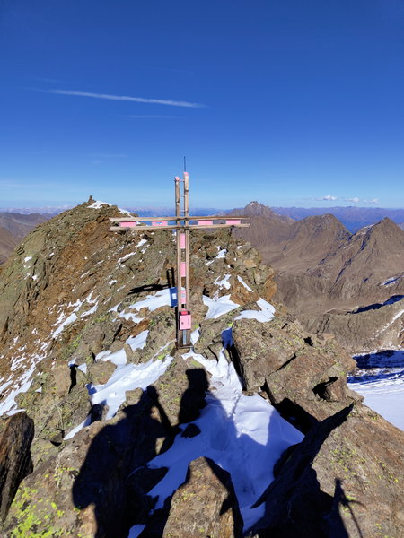Blockklettern am Grat; Gipfelkreuz des Aperen Freigers; Foto: Simon Widy