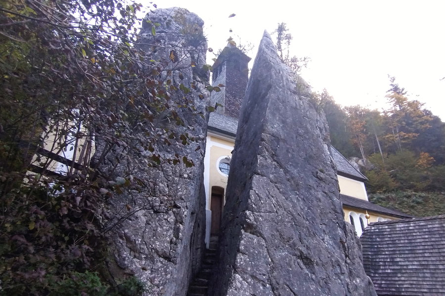 Der Klobenstein vor der Wallfahrtskirche. Foto: Nikolaus Vogl