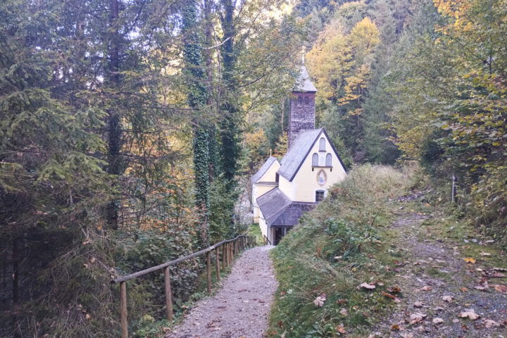 Die Wallfahrtskirche und der gespaltene Fels 1. Foto: Nikolaus Vogl