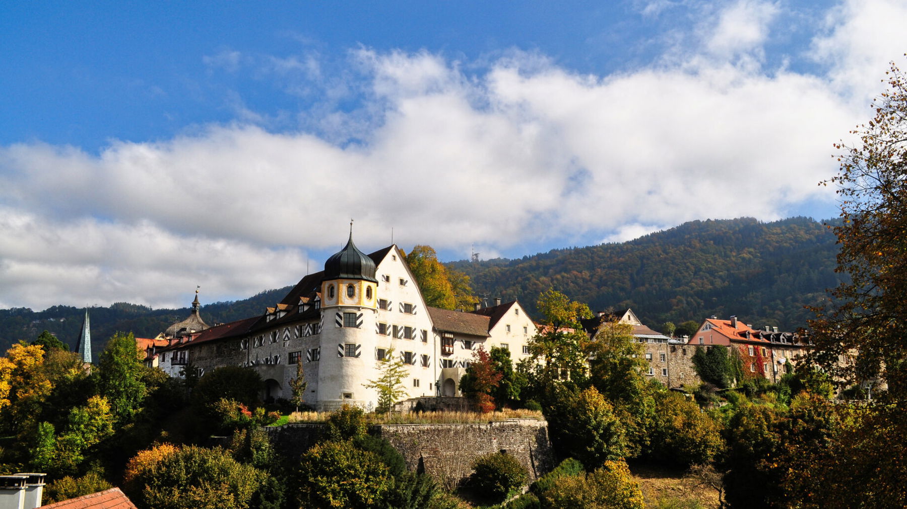 Südlicher Blick auf die Stadtmauern der Bregenzer Oberstadt. Foto: Norman und Lisa