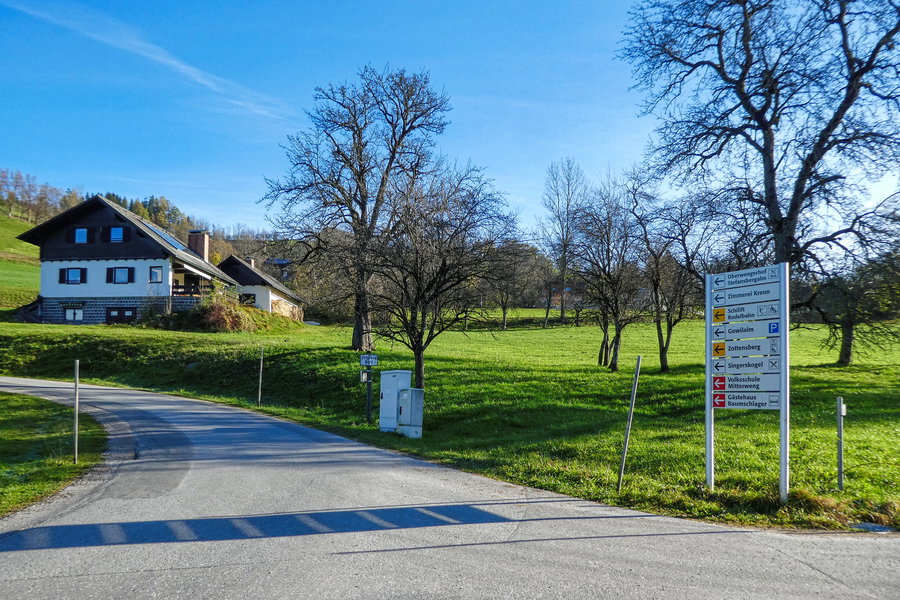 Wegweiser zur Gowilalm bei Bushaltestelle Edlbach am Pyhrn/Grundner. Foto: Eva Maria Ginal