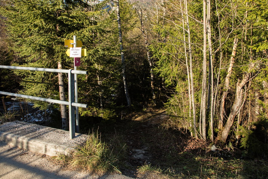 über die Brücke nach dem Parkplatz Polsterlucke, Einstieg Wanderweg. Foto: Eva Maria Ginal