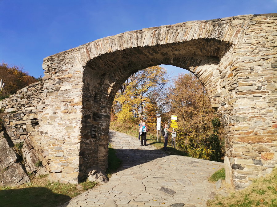 Rotes Tor und weitere Wegfindung ;-) Foto Veronika Schöll