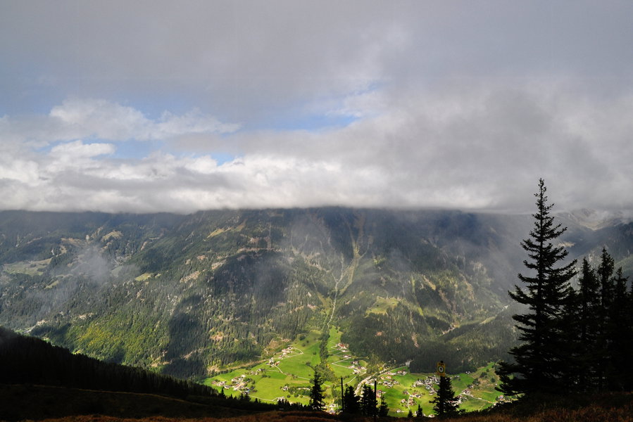Abstieg über Lifinar nach Gaschurn, die Berggipfel des Verwall stecken in den Wolken. Foto: Norman und Lisa