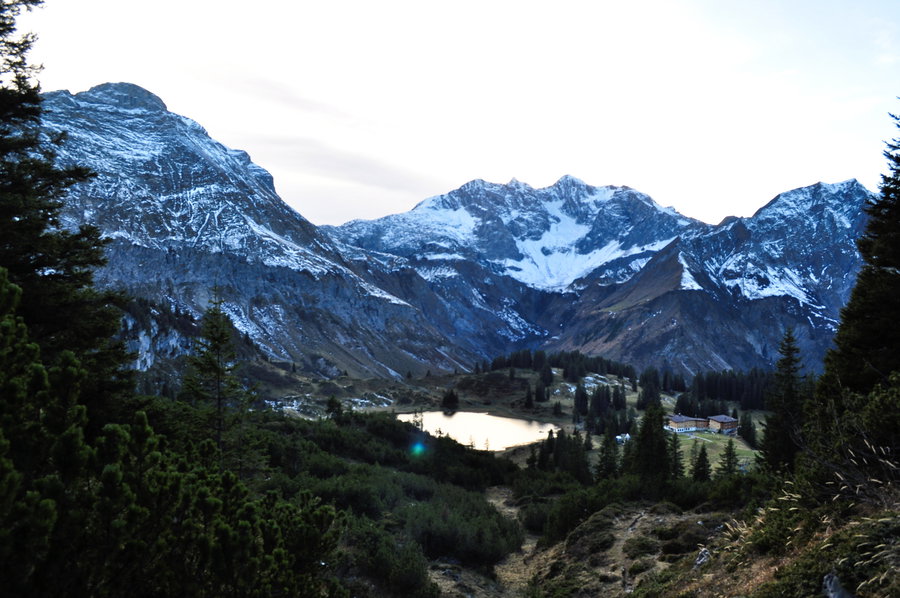 Blick von Norden auf den Körbersee, im Hintergrund Mohnenfluh und Braunarlspitze. Foto: Norman und Lisa