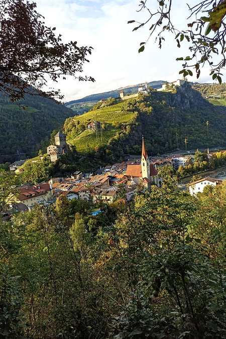 Blick von der Trostburg auf Waidbruck. Foto: Sarah Kurze