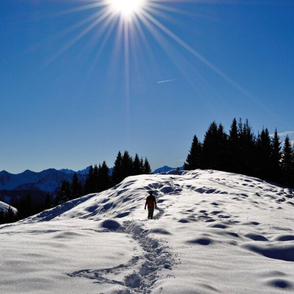 Auf dem Weg von Hoher Kugel zum First (der weiße Hügel links), im Hintergrund der Walserkamm. Foto: Norman und Lisa