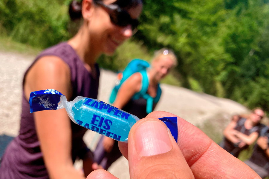 Ein ‚Hiking Gag‘: Eiszapfen-Überraschung bei der Abzweigung zum Wiesensee. Foto: Stefan Hochhold