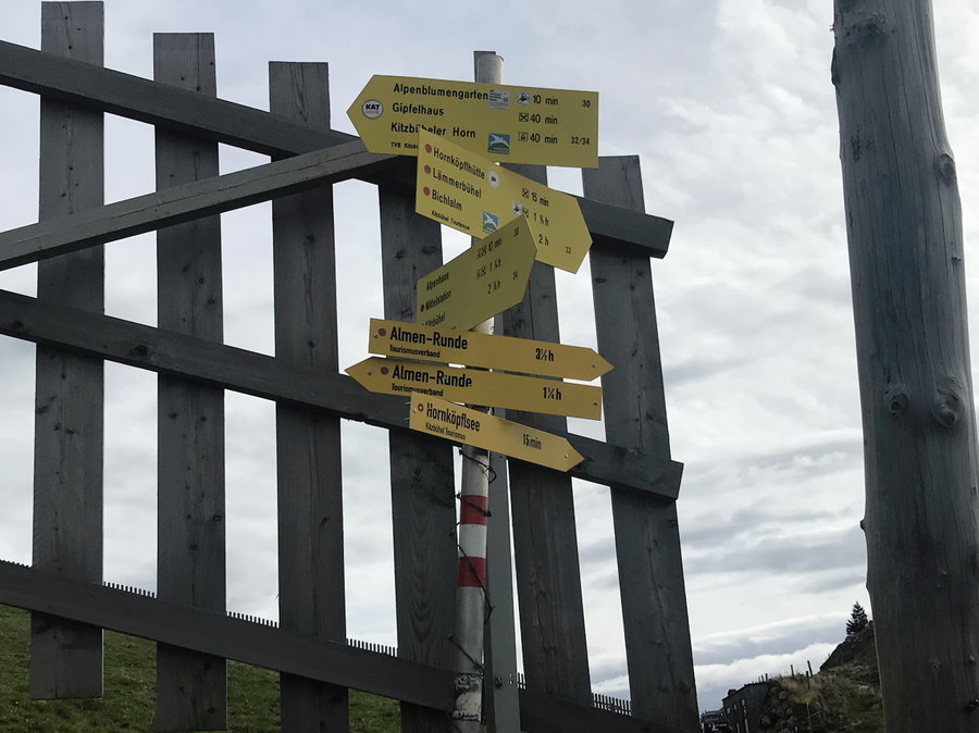 Stacheldraht Wegweiser, ja nicht stehlen. Foto: David Kurz