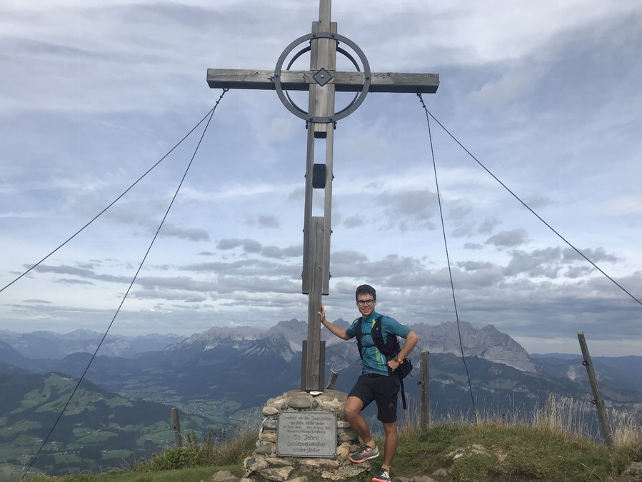 Beim Gipfelkreuz am Horn mit Wildem Kaiser im Hintergrund. Foto: David Kurz