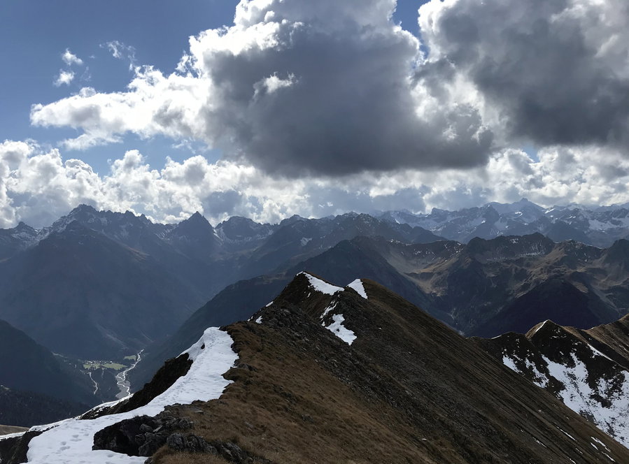 Blick von der Elmer Kreuzspitze auf die Bschlaber Kreuzspitze und Lechtaler Alpen Richtung Süden. Foto: David Kurz