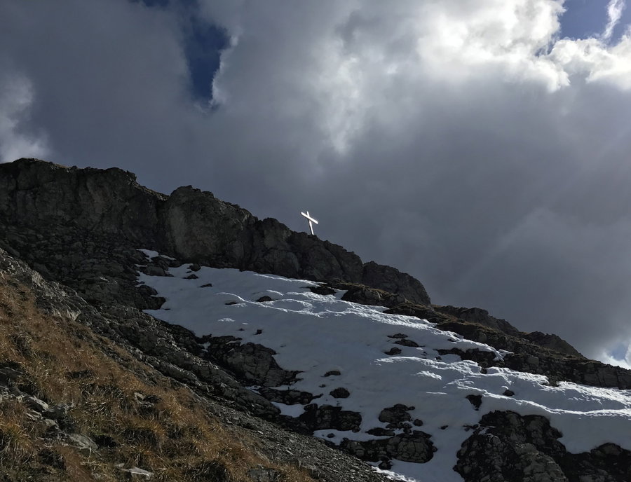 Gipfelkreuz der Elmer Kreuzspitze im Abstieg. Foto: David Kurz